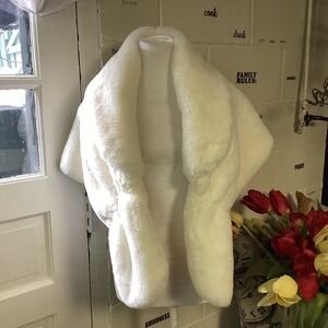 Faux Fur WRAP. WHITE FLUFFY Soft runway READY 💃💃💃💃💃🌺